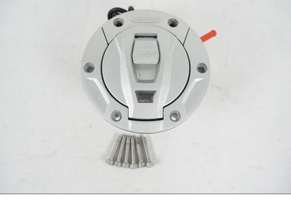 Snett nerifrån på <p>Låssats från BMW R 1200 RS 2015.</p>

<p>Keyless Ride, tändningslås, en grå plastnyckel, tanklock, antenn, kablage, fjärrnyckel och sadellås.</p> motorcykel.