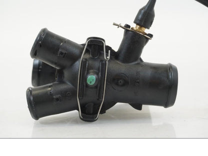 Extrabild3 på Vattentermostathus från en Ducati Streetfighter V4 -2020 motorcykel.