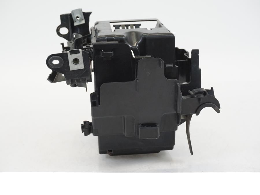 Snett nerifrån på Batterihållare från en BMW R 1250 GS -2019 motorcykel.