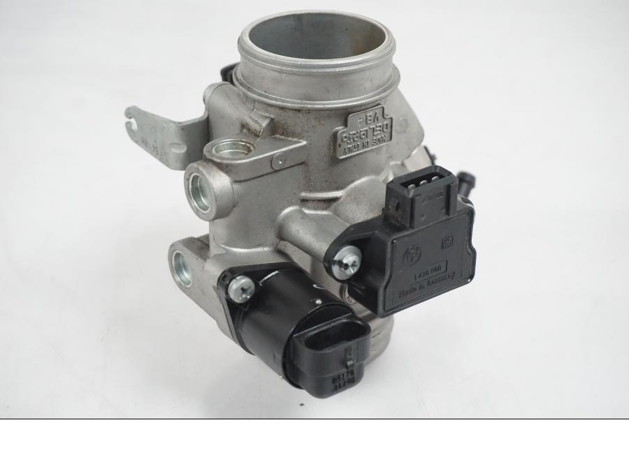 Framsidan på Spjällhus från en BMW F 650 CS -2002 motorcykel.