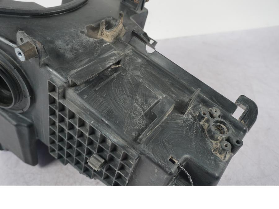 Snett nerifrån på Luftburk från en BMW R 1200 GS -2005 motorcykel.