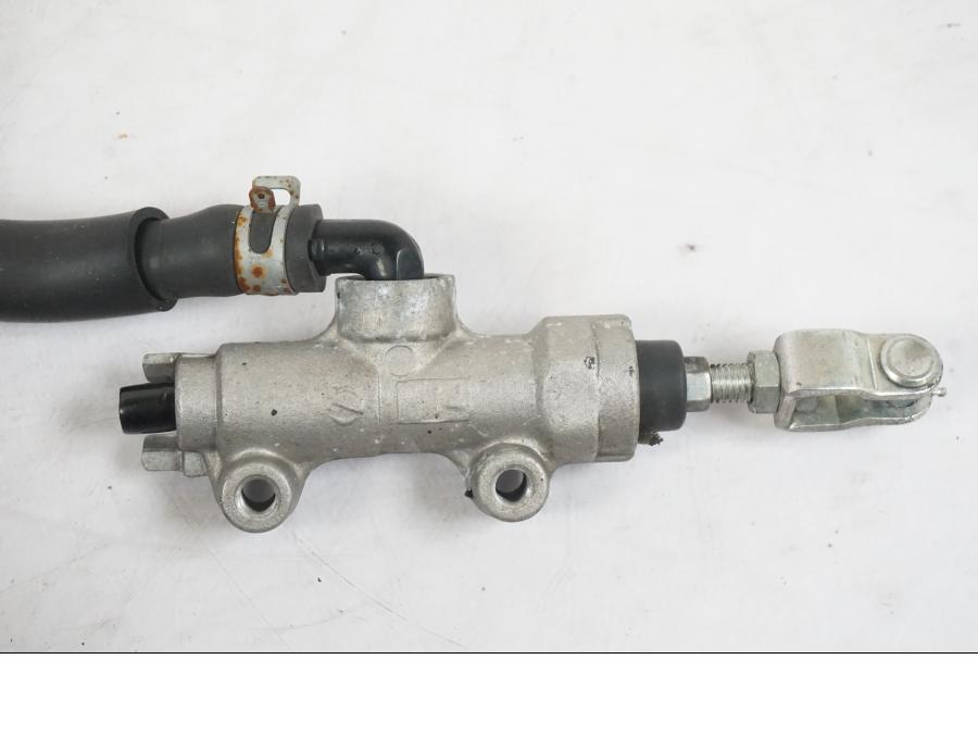 Snett nerifrån på Bromshuvudcylinder från en Kawasaki ZZ-R 1400 -2009 motorcykel.