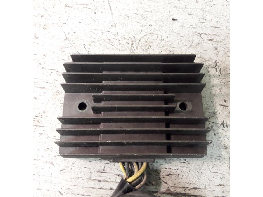 Framsidan på Likriktare från en Suzuki VZ 1600 -2005 motorcykel.