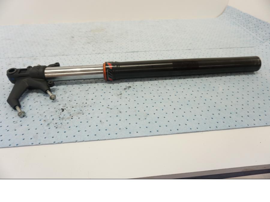 Framsidan på Gaffelben från en KTM 125 Duke -2017 motorcykel.