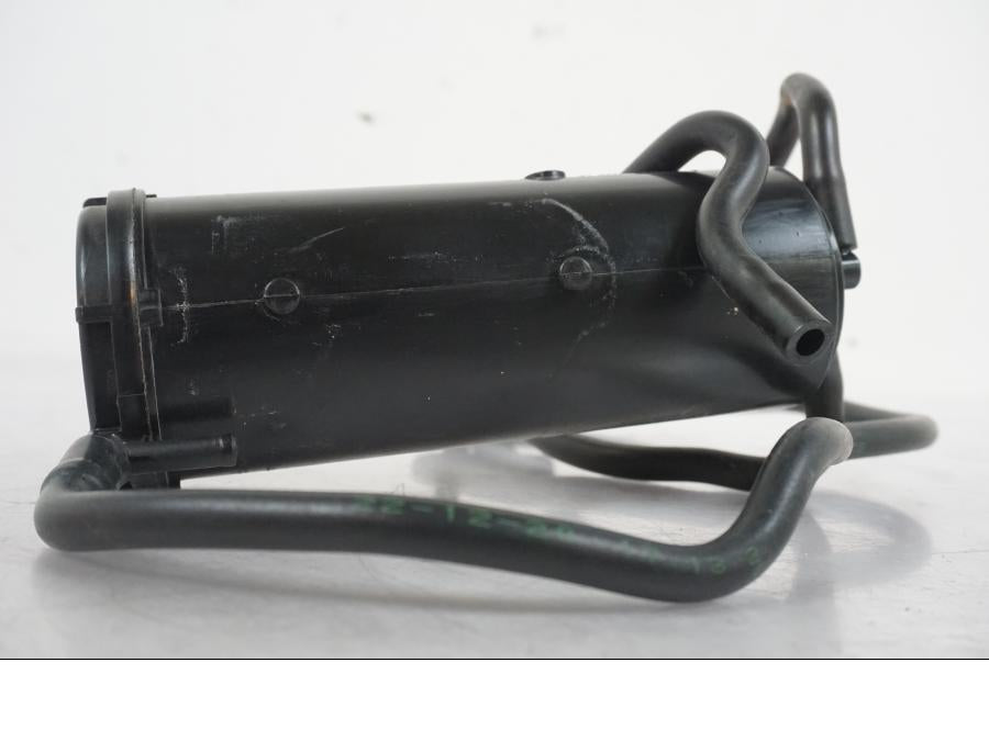 Snett uppifrån på Fuel Evap System från en BMW R 1250 GS -2021 motorcykel.