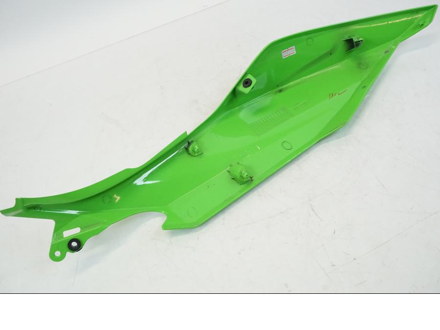 Vänster sida på Bakvinge från en Kawasaki NINJA 400 -2020 motorcykel.