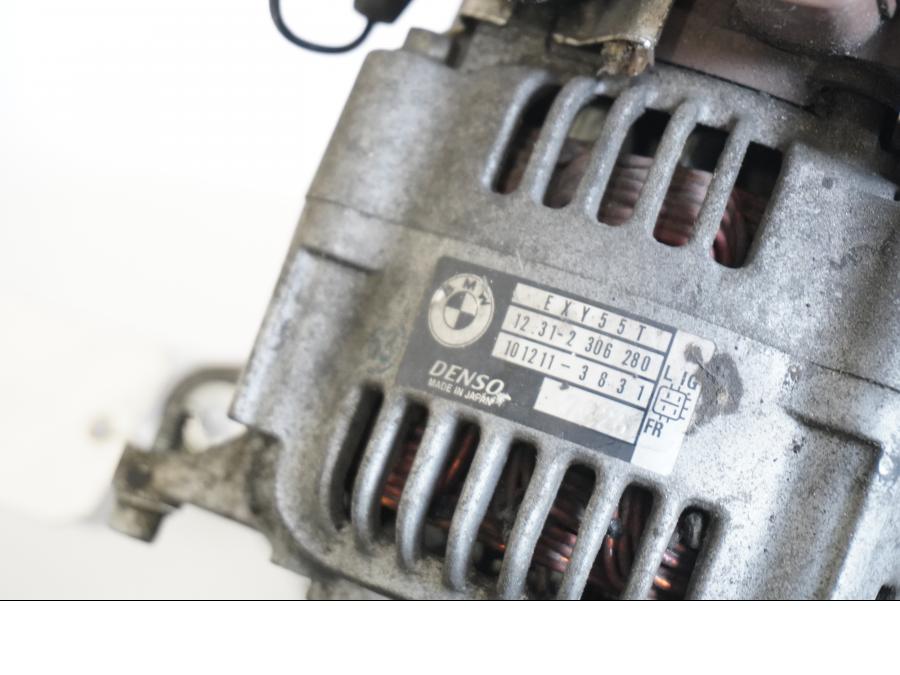 Höger sida på Generator från en BMW R 1200 GS -2006 motorcykel.