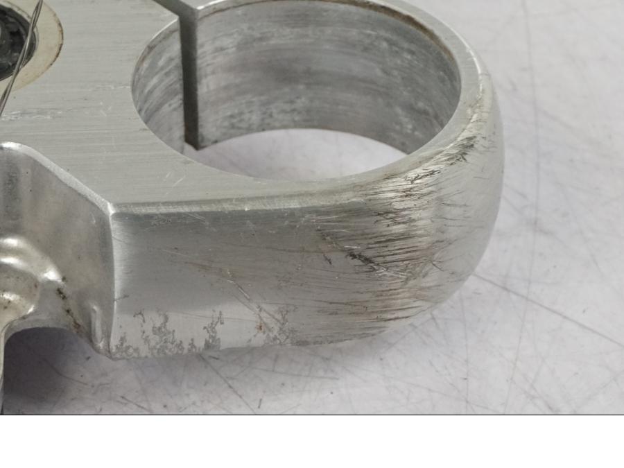 Höger sida på Gaffelkrona från en Suzuki VZ 800 -2000 motorcykel.