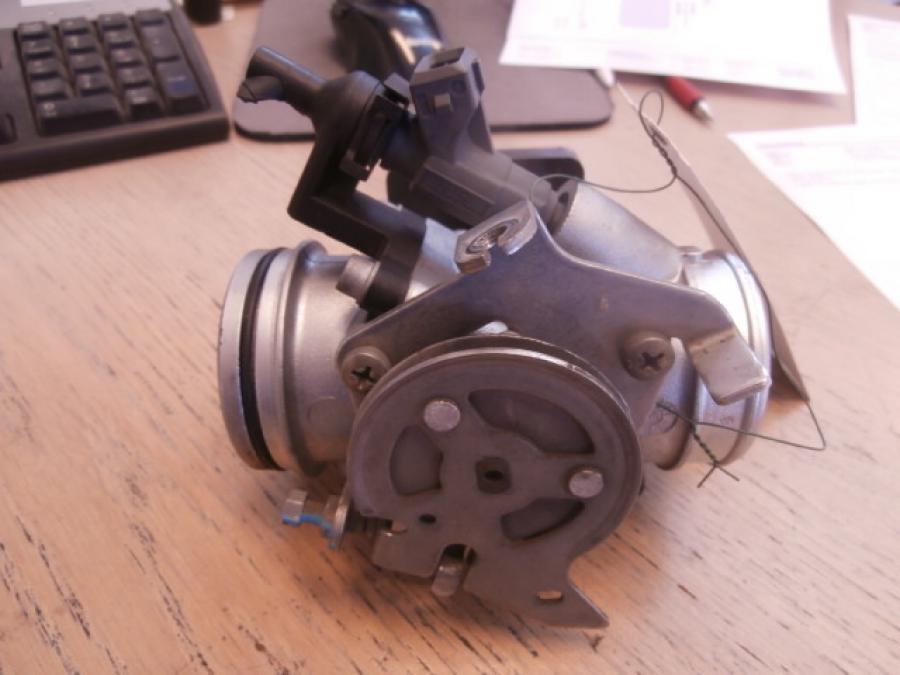 Framsidan på Spjällhus från en BMW R 1100 S -1999 motorcykel.