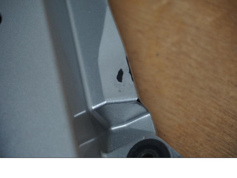 Vänster sida på Bakvinge från en Suzuki DL 1000 -2004 motorcykel.