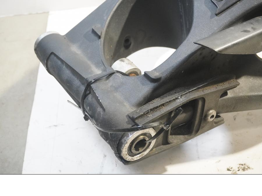 Baksidan på Sving från en Triumph Daytona 675 -2011 motorcykel.