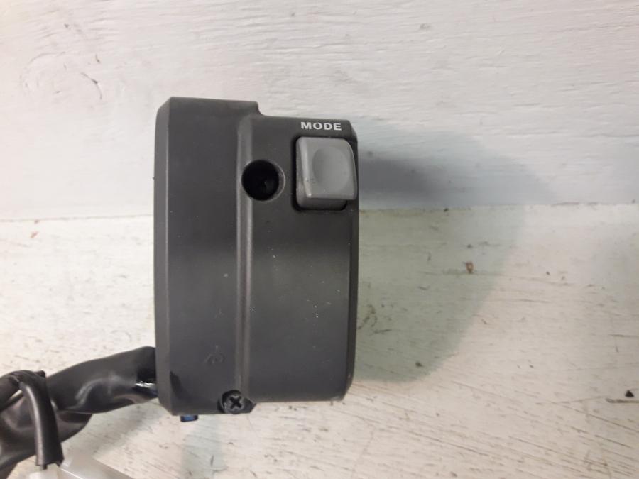 Baksidan på Styrelreglage från en Kawasaki GTR 1400 -2012 motorcykel.