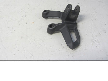 Höger sida på Fotpinnefäste från en KTM 1290 Super Adventure -2018 motorcykel.