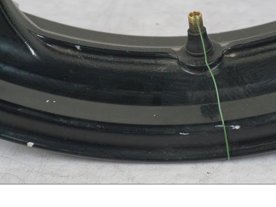 Extrabild4 på Fälg från en Honda CBR 1000 RR -2004 motorcykel.