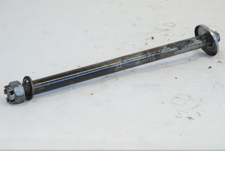 Framsidan på Axel från en Kawasaki VN 1500 Mean Streak -2002 motorcykel.