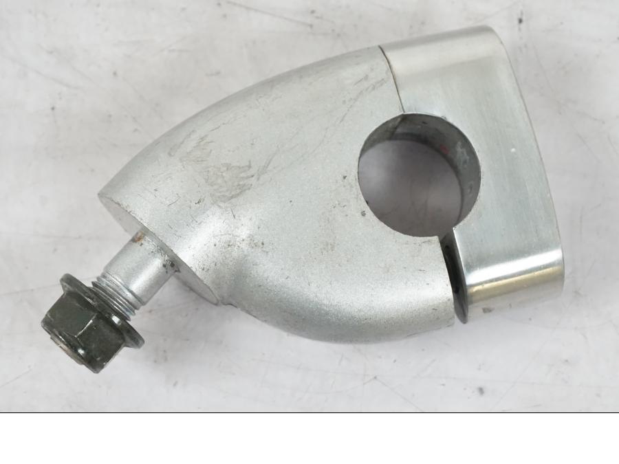 Snett nerifrån på <p>Styrfäste från Yamaha FZ-S 600 1998.</p>

<p>1st. Ytliga repor finns se bilder.</p> motorcykel.