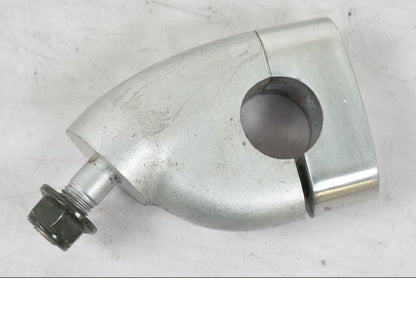 Snett nerifrån på <p>Styrfäste från Yamaha FZ-S 600 1998.</p>

<p>1st. Ytliga repor finns se bilder.</p> motorcykel.