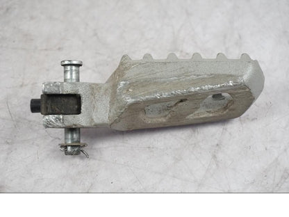 Snett nerifrån på Fotpinne från en Ducati Multistrada V4 -2024 motorcykel.