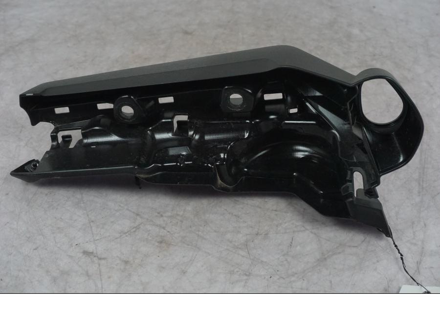 Snett nerifrån på Vattenkylkåpa från en Yamaha MT-09 -2024 motorcykel.