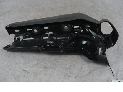 Snett nerifrån på Vattenkylkåpa från en Yamaha MT-09 -2024 motorcykel.