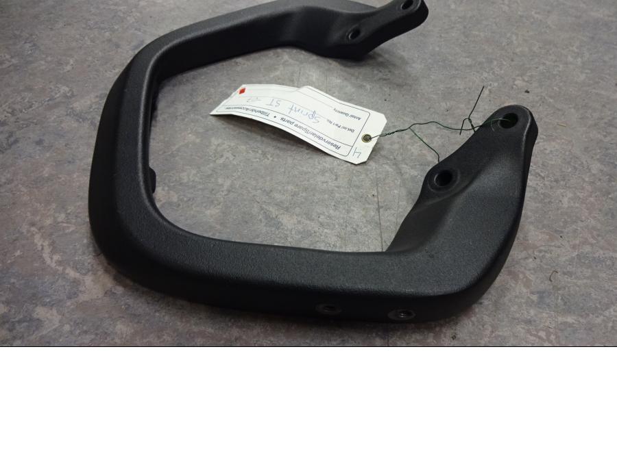 Snett nerifrån på Passagerarhandtag från en Triumph Sprint ST -2007 motorcykel.