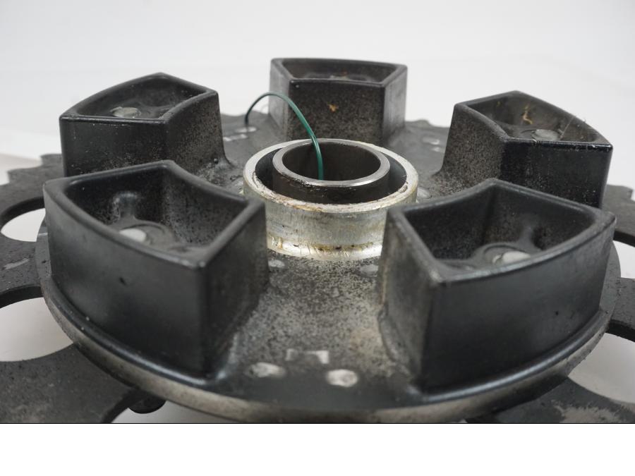 Snett nerifrån på Drevfäste från en Suzuki GSX-R 750 -2009 motorcykel.