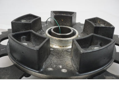 Snett nerifrån på Drevfäste från en Suzuki GSX-R 750 -2009 motorcykel.