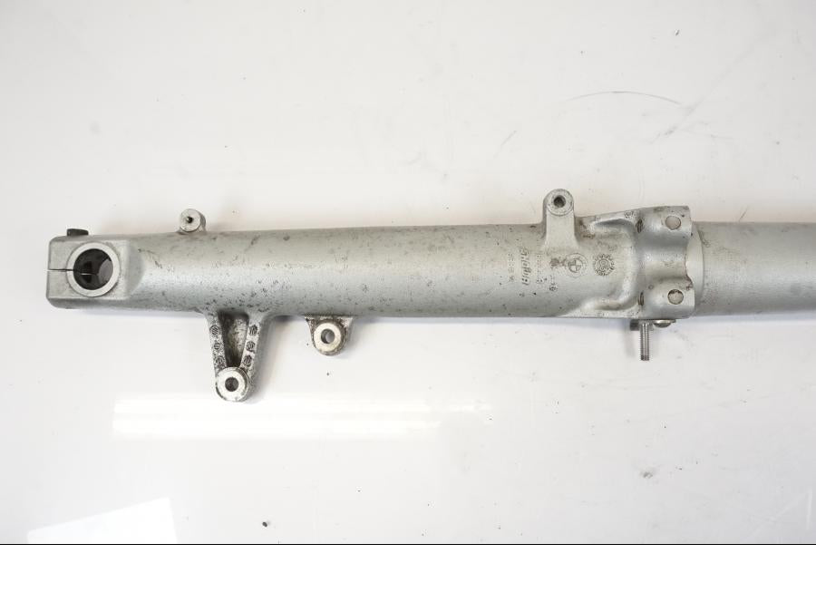 Snett uppifrån på Gaffelben från en BMW R 1150 RS -2003 motorcykel.