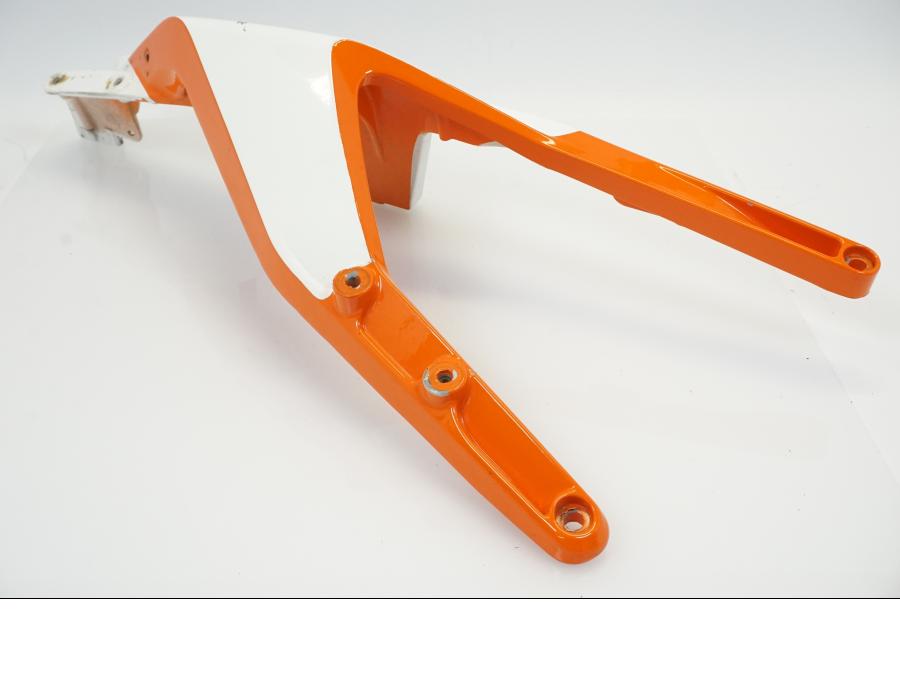 Framsidan på Bakram från en KTM 690 Duke -2012 motorcykel.