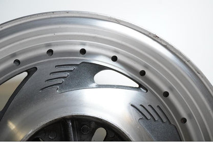 Extrabild4 på Fälg från en Suzuki VZ 800 -2000 motorcykel.