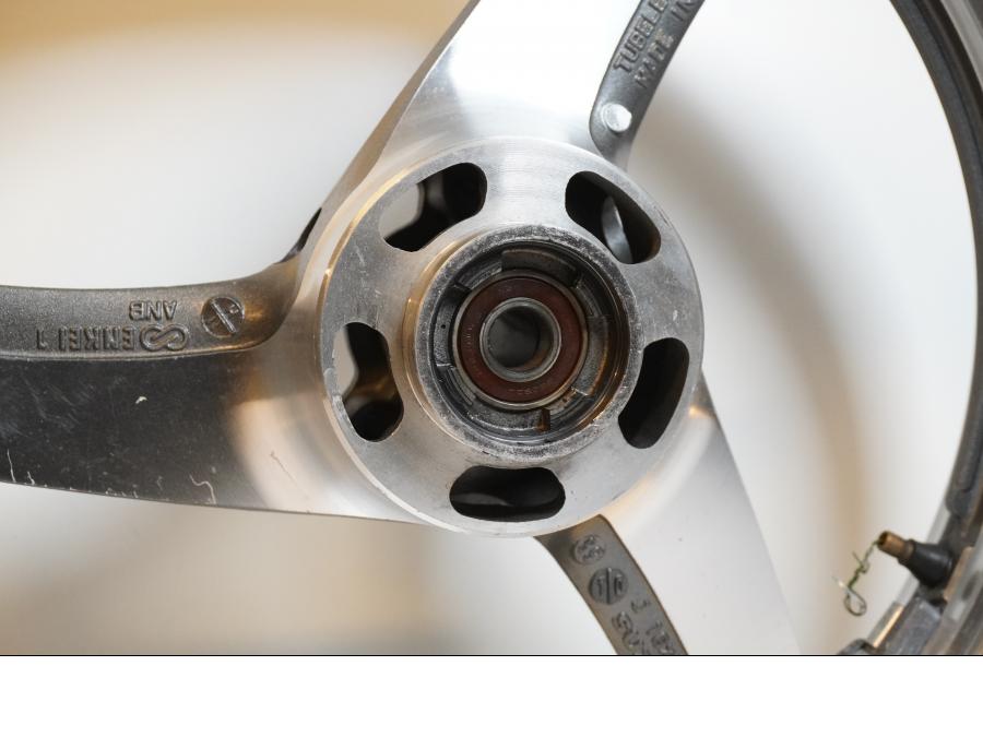 Baksidan på Fälg från en Suzuki VZ 800 -2000 motorcykel.