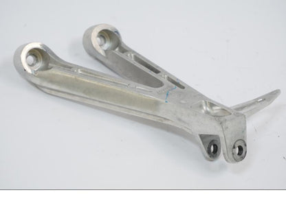 Vänster sida på Fotpinnefäste från en Honda CB 650 R -2019 motorcykel.