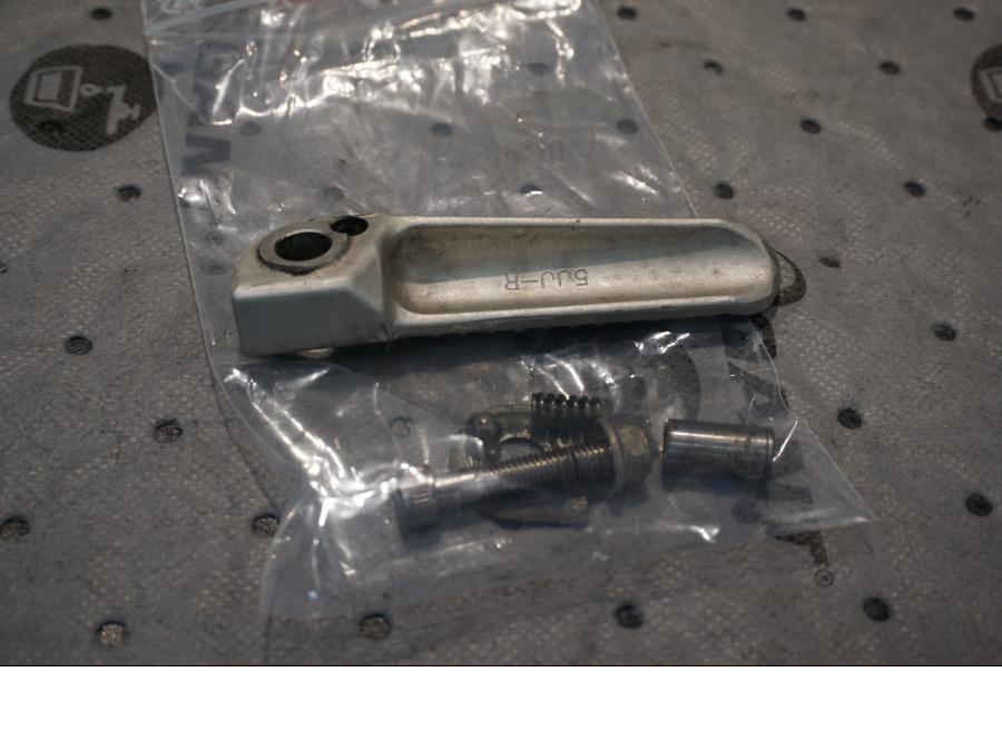 Baksidan på Fotpinne från en Yamaha YZF 1000 R1 -2001 motorcykel.