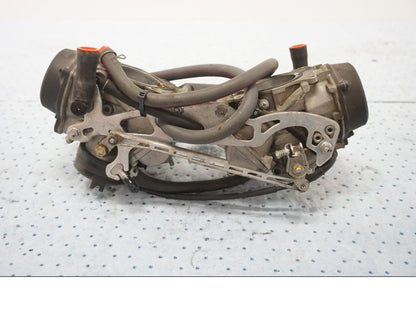 Framsidan på Förgasare från en Honda VTR 1000 F -1997 motorcykel.