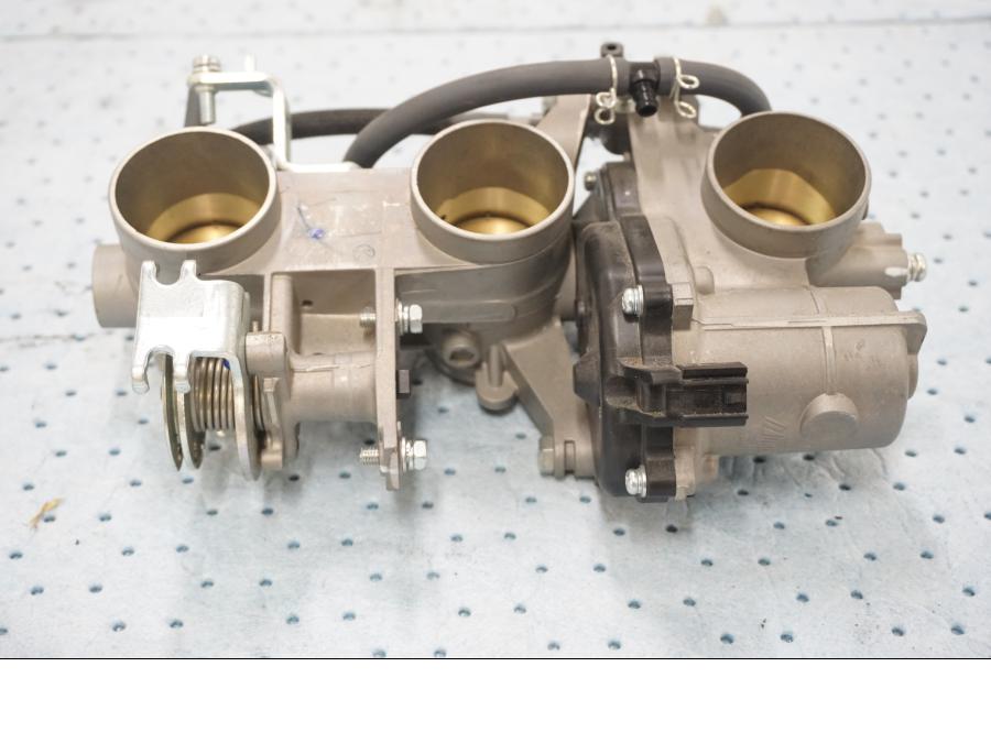 Framsidan på Spjällhus från en Yamaha MT-09 Tracer -2019 motorcykel.