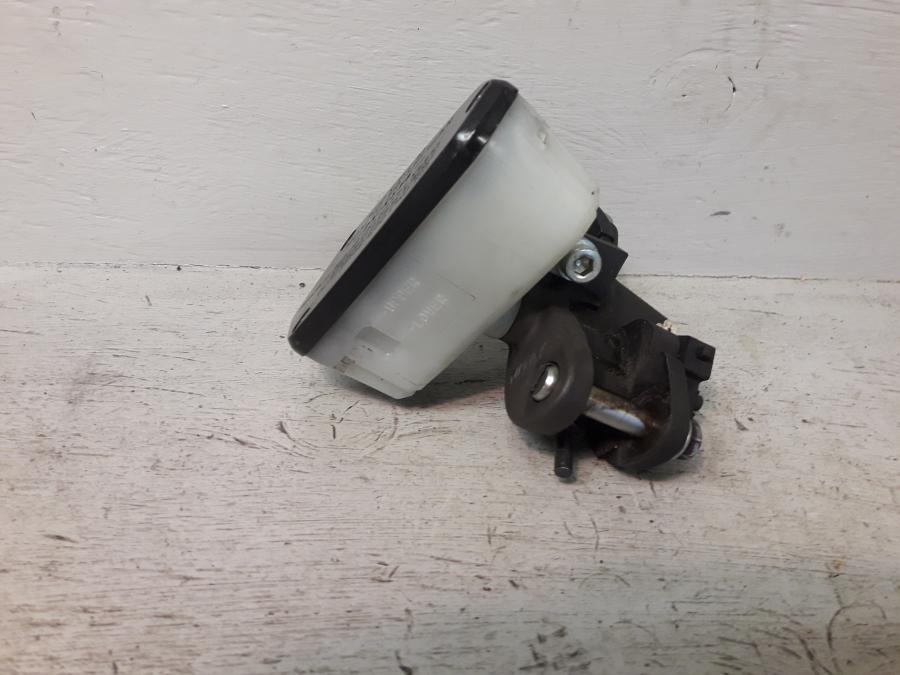 Framsidan på Bromshuvudcylinder från en Kawasaki GTR 1400 -2012 motorcykel.