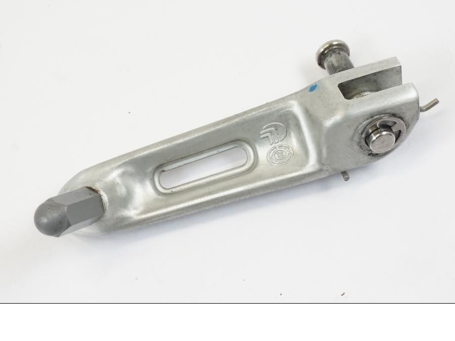 Höger sida på Fotpinne från en Triumph Trident -2021 motorcykel.