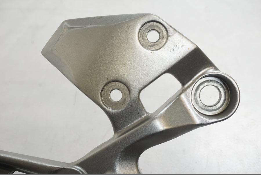 Höger sida på Fotpinnefäste från en Yamaha MT-09 -2019 motorcykel.