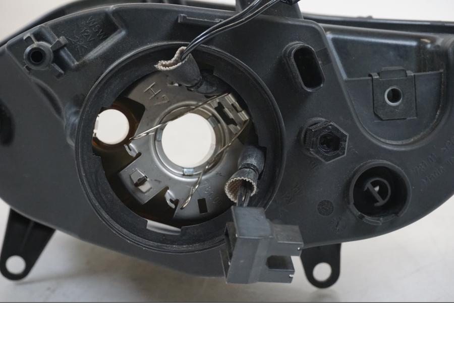 Snett nerifrån på Strålkastare från en BMW R 1200 RS -2014 motorcykel.