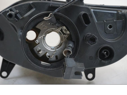 Snett nerifrån på Strålkastare från en BMW R 1200 RS -2014 motorcykel.