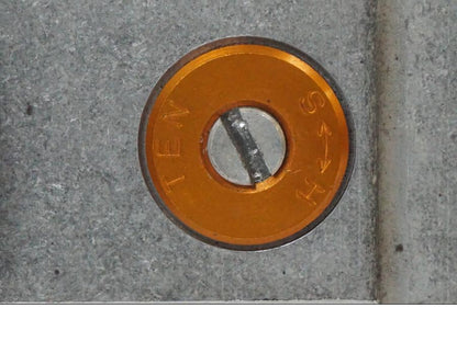 Snett nerifrån på Stötdämpare från en Yamaha MT-07 -2019 motorcykel.