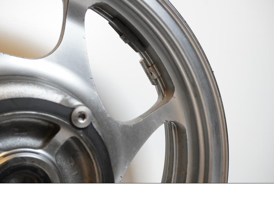 Höger sida på Fälg från en Kawasaki VN 2000 -2006 motorcykel.