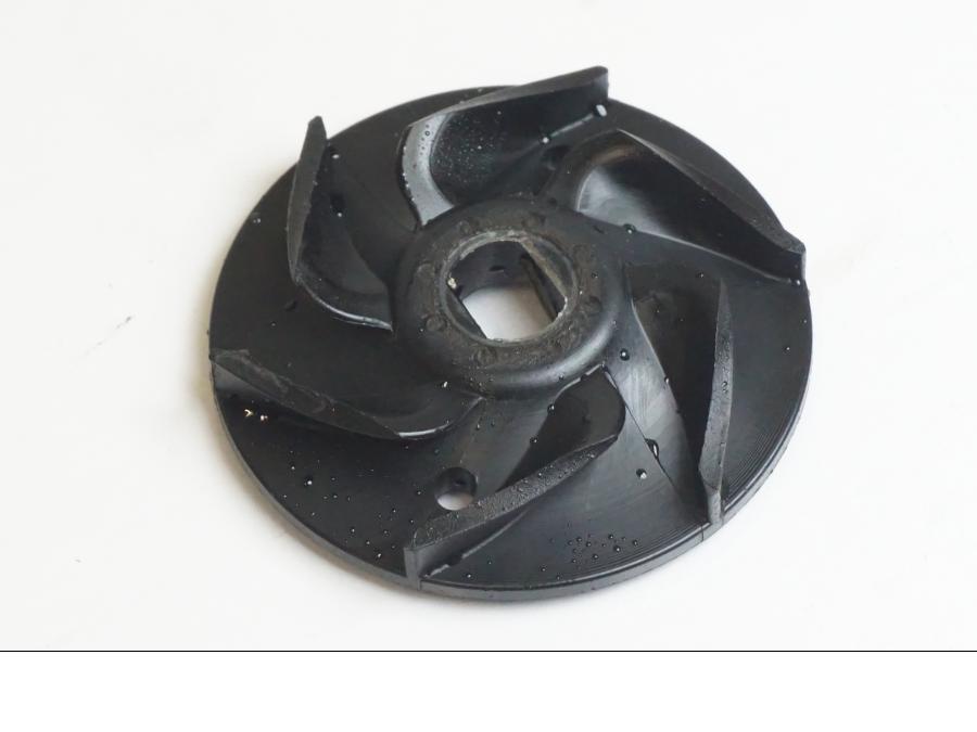 Framsidan på Vattenpump från en KTM 1190 Adventure -2015 motorcykel.