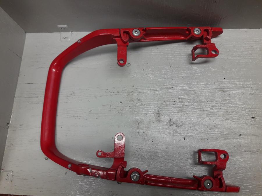 Baksidan på Passagerarhandtag från en Honda CBR 1000 F -1999 motorcykel.