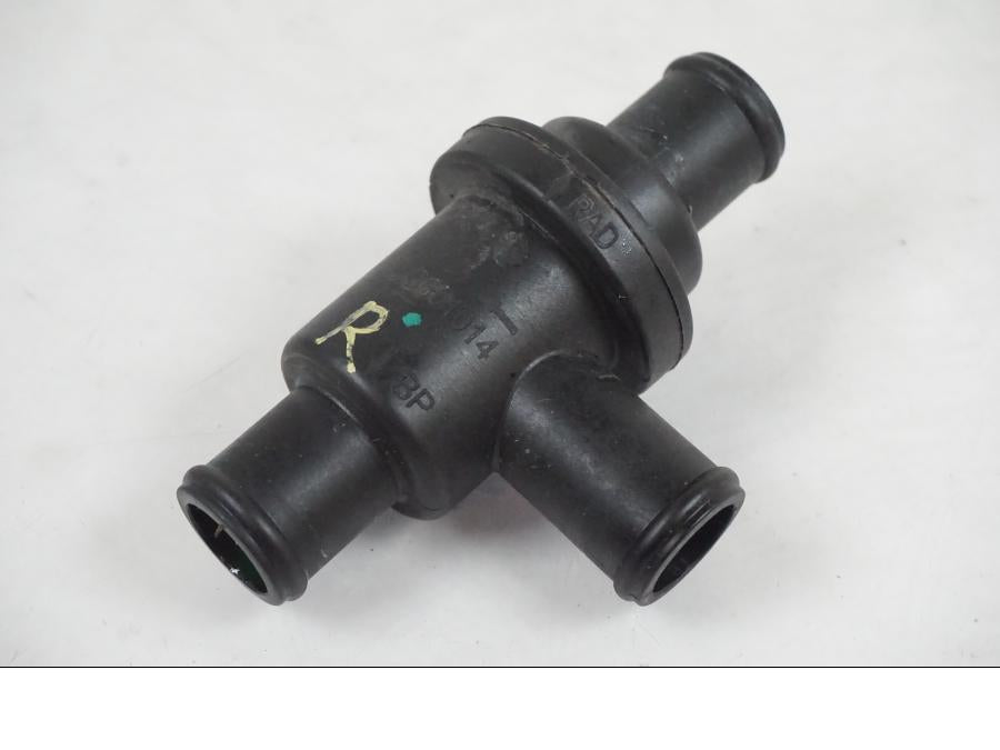 Framsidan på Vattentermostathus från en KTM 390 Adventure -2021 motorcykel.