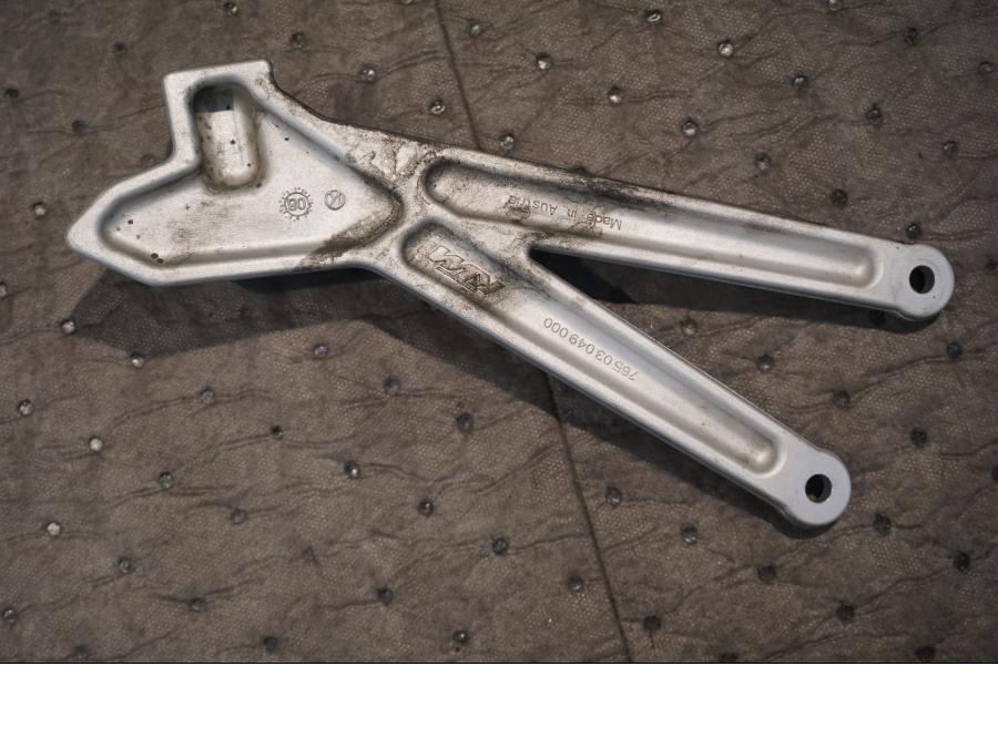 Baksidan på Fotpinnefäste från en KTM 690 SMC -2009 motorcykel.