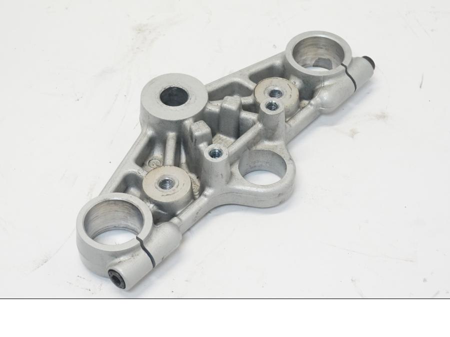 Snett nerifrån på Gaffelkrona från en BMW R 1150 RS -2004 motorcykel.