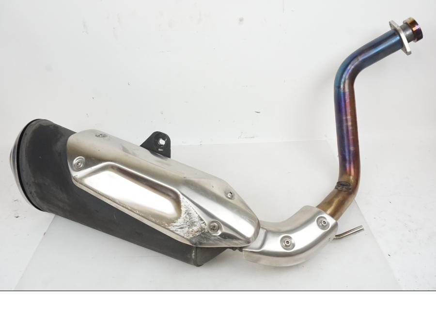 Framsidan på Ljuddämpare från en BMW G 310 GS -2022 motorcykel.