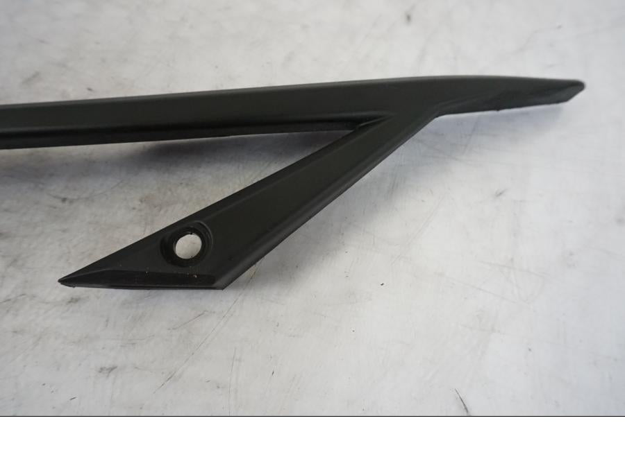 Höger sida på Kedjeskydd från en KTM 690 Duke -2014 motorcykel.