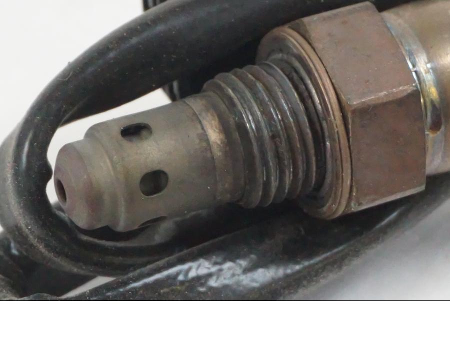 Baksidan på Lambdasond från en KTM 1290 Super Duke R -2022 motorcykel.